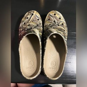 Women’s camo crocs size 6